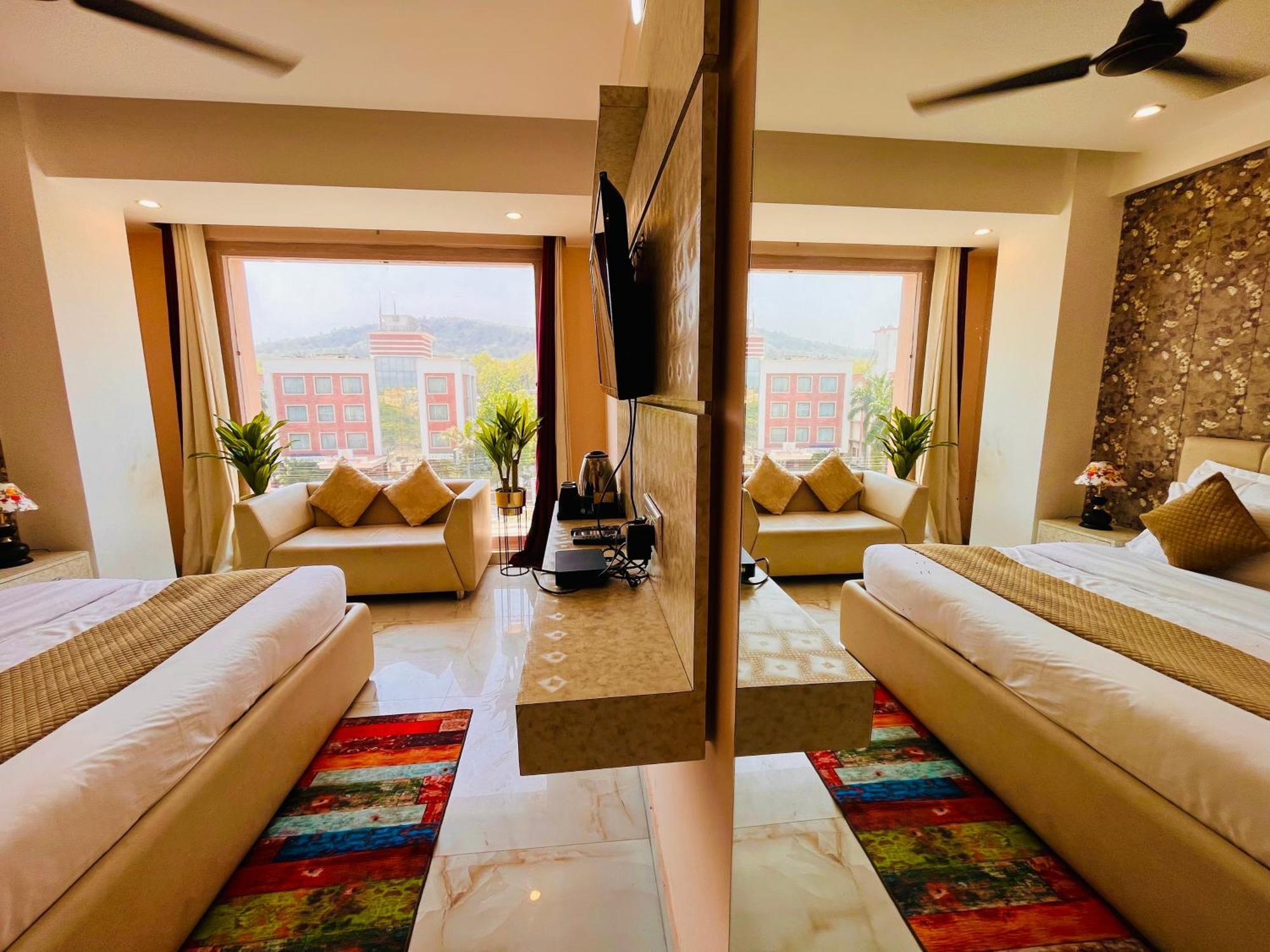 Hotel Golden Temple View By La Casa, Amritsar #Top Rated #Most Awarded #Swimming Pool #Prime Location #Luxury Rooms #Parking #Rooftop Cafe Екстериор снимка